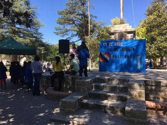 Picture of a Students assemble during El día del aborigen Americano